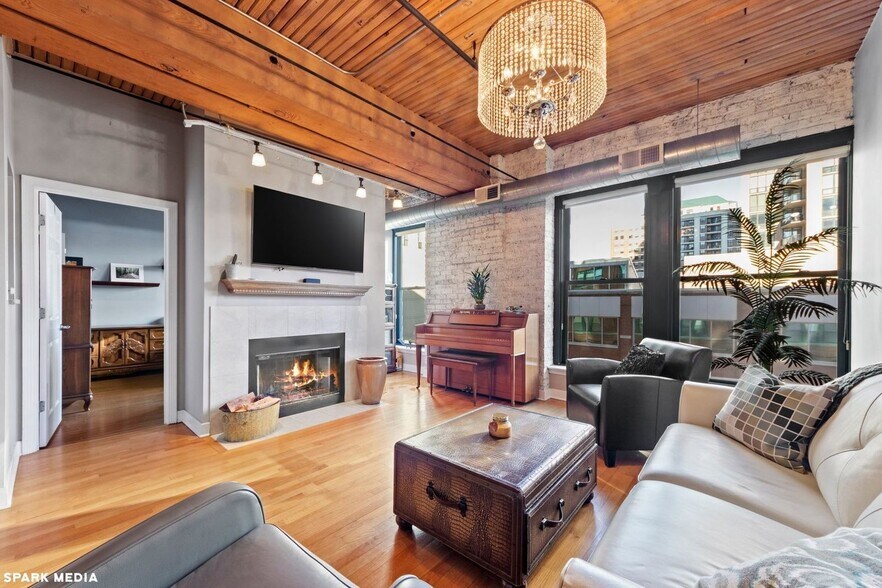 Primary Photo - 411 W Ontario St