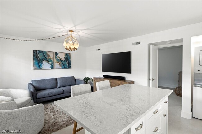 Building Photo - 980 7th Ave S