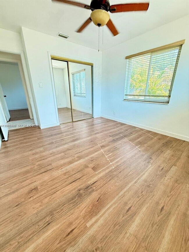 Building Photo - 2458 Plunkett St