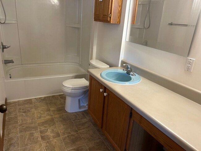 Building Photo - 2 Bedroom / 1 Bath Apt -  Kingsport TN