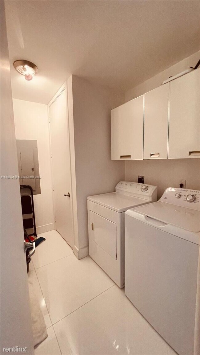 Building Photo - 2 br, 2.5 bath Condo - 18201 Collins Ave A...