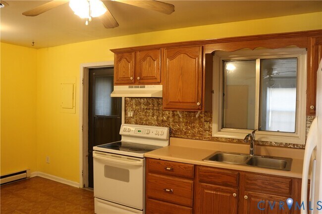 Building Photo - 9906 Family Ln