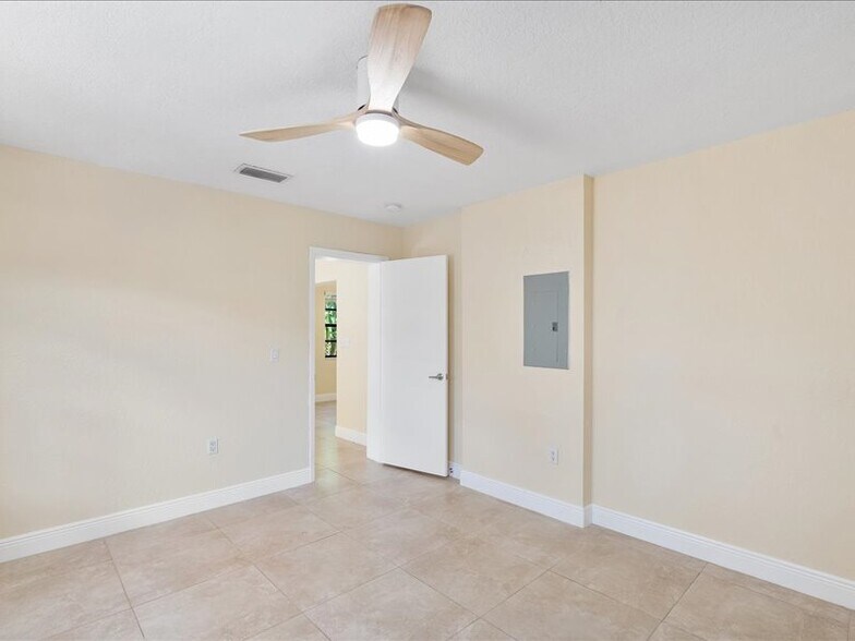 Primary Bedroom - 6470 SW 38th St