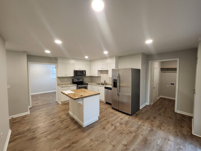 Building Photo - 108 Oak Park Dr