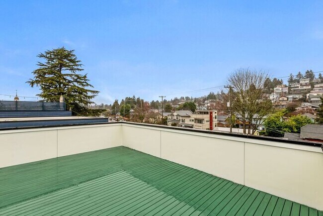 Building Photo - Fresh, Air-Conditioned Standalone Townhome in Coveted Lincoln Park