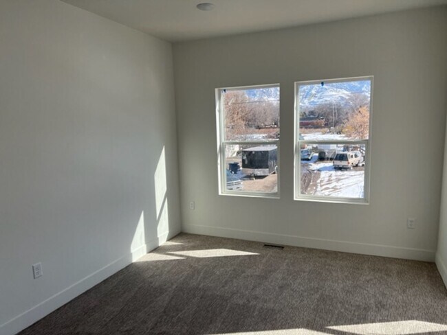 Building Photo - Beautiful end unit with pickle ball court.