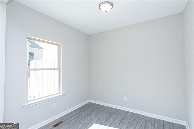 Building Photo - 272 Commons Ave