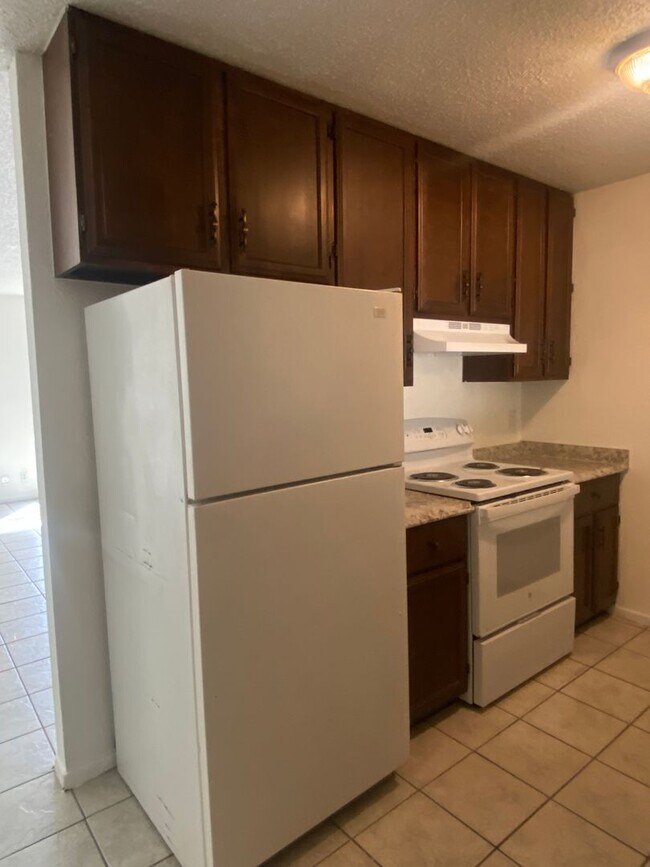 Building Photo - 2 BEDROOM DUPLEX, LAWN CARE AND WATER INCL...