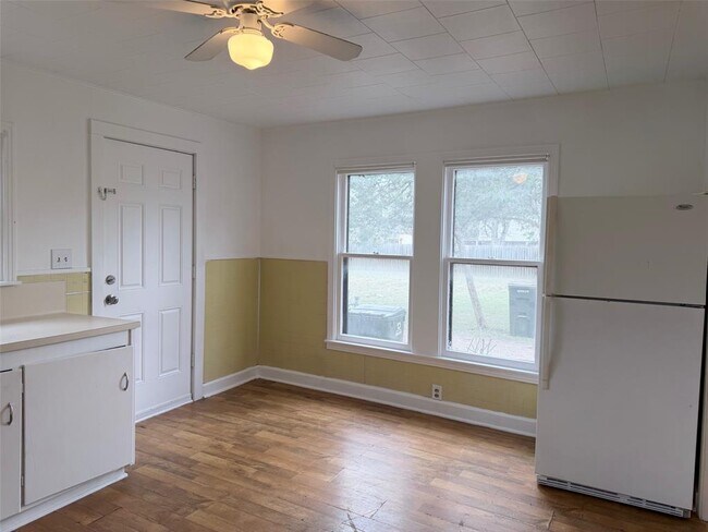 Building Photo - 1604 Main St