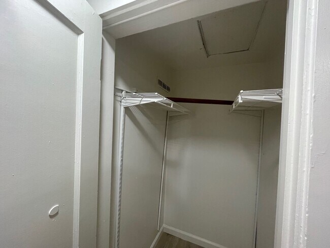 Building Photo - Beautifully maintained detached house with A/C, parking, refrigerator, washer and dryer, private ...