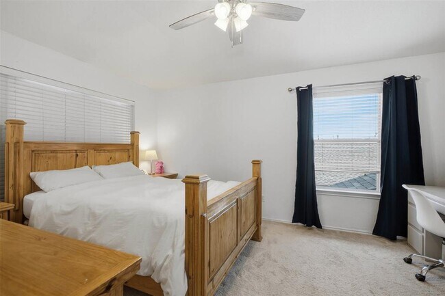 Building Photo - 912 Sweet Leaf Ln