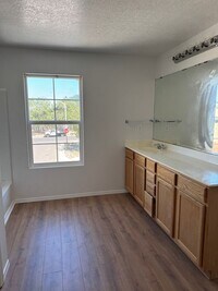 Building Photo - Three Bedroom Townhome
