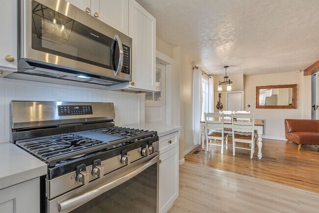 Building Photo - Charming Hillsboro Bungalow with RV Parking & Modern Upgrades!