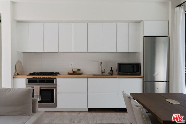 Building Photo - 5265 Dahlia Dr