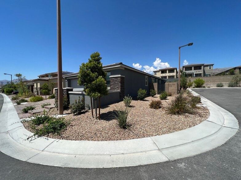 Corner lot close-up view - 331 Coastal Redwood St