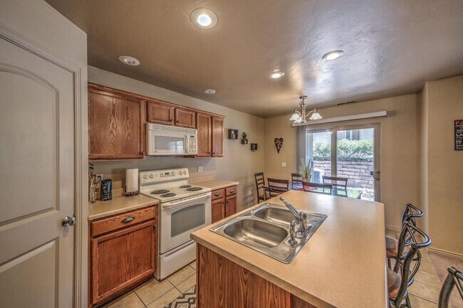 Building Photo - Beautiful townhome near little valley