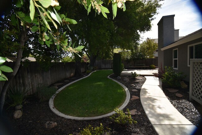 Building Photo - 301 Willowwood Ct