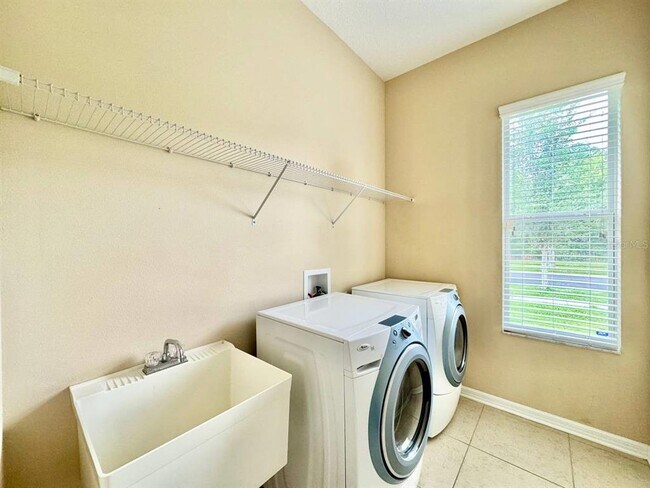 Building Photo - 3989 Windcrest Dr