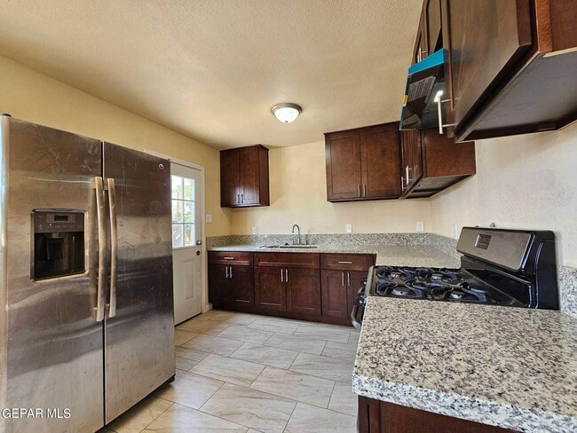 Building Photo - 6005 Tampa Ave