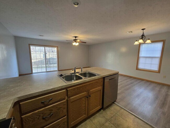 Building Photo - Spacious Town House!!