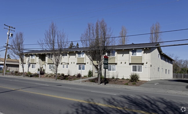 Primary Photo - 680 Lincoln Ave