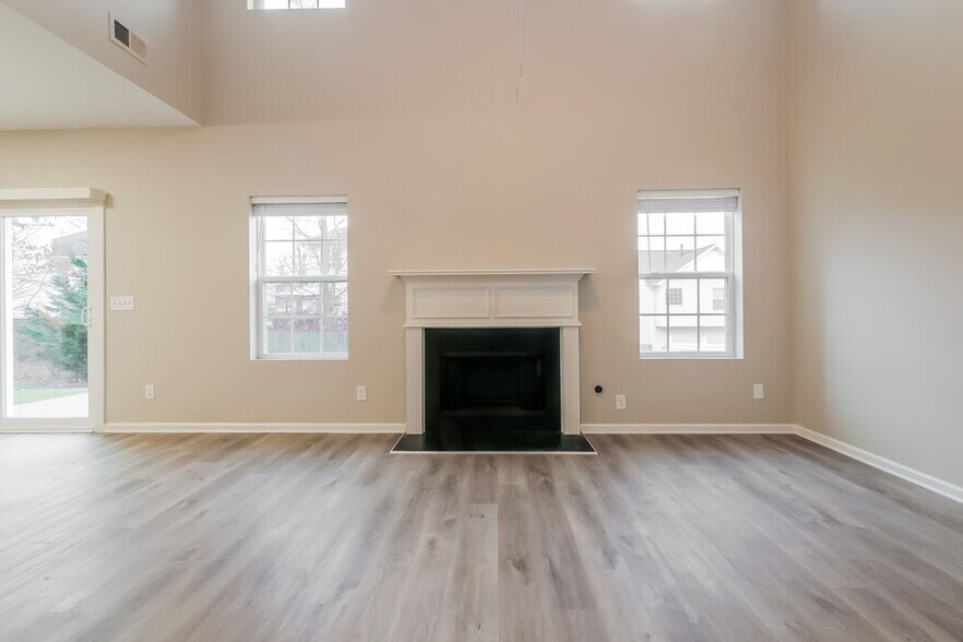 Building Photo - 298 Summit View Dr