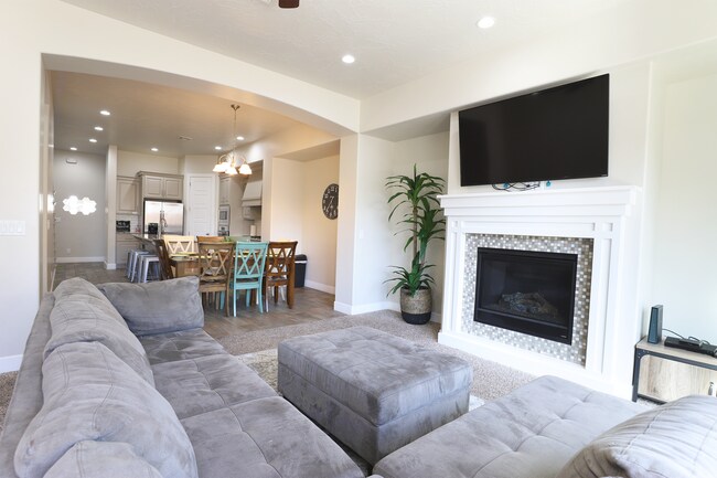 Building Photo - Pet Friendly 4 Bedroom Home!