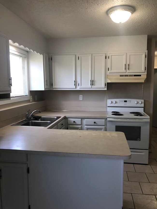 Building Photo - Cute 3 bedroom and 2 bathroom duplex