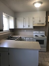 Building Photo - Cute 3 bedroom and 2 bathroom duplex