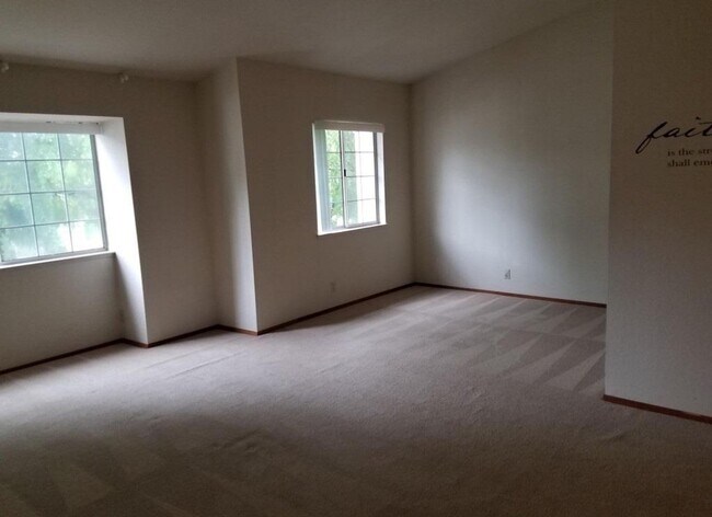 Building Photo - Charming 2BD/2BA Townhouse in Desirable Du...