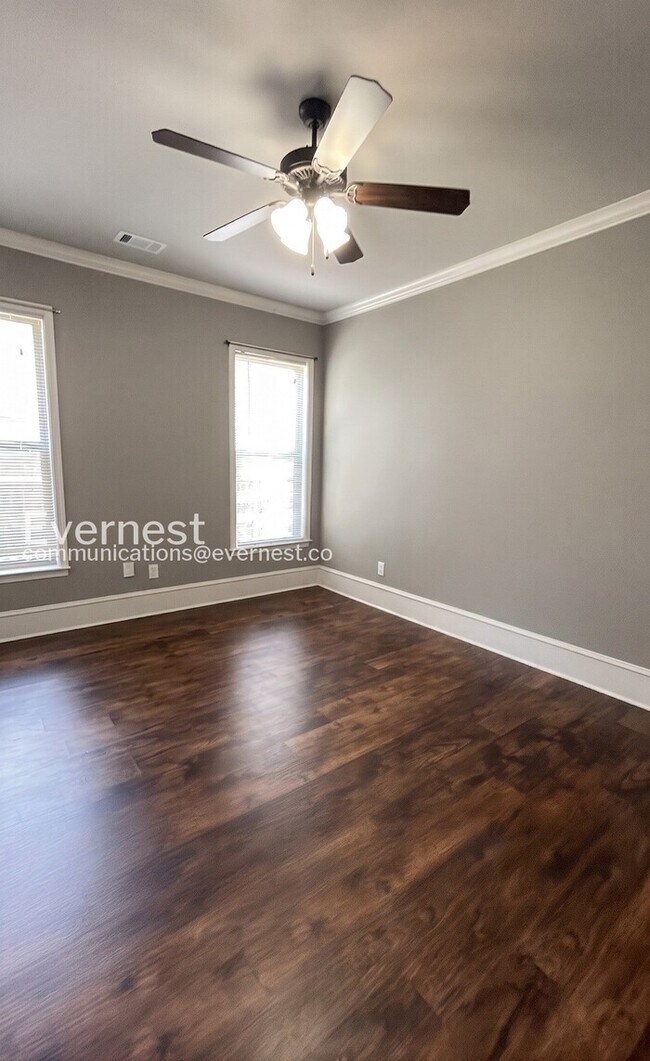 Building Photo - 3 Bed/2 Bath Home with Fenced Yard & Garage / Pet-Friendly / Vouchers Accepted / Available Now!
