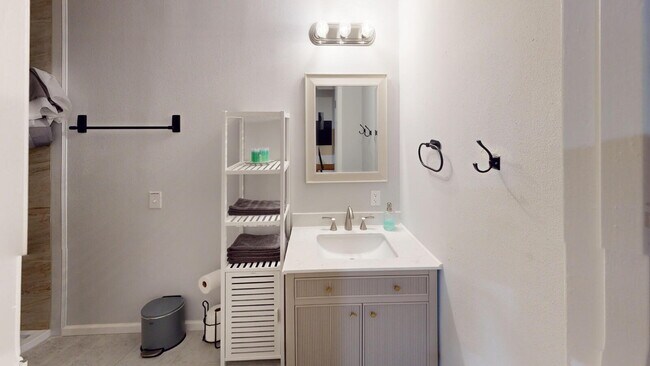 Building Photo - 3900 Baywoods Dr