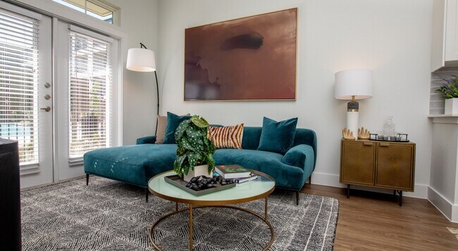 Building Photo - Luxe Living + $750 Gift Card Special!