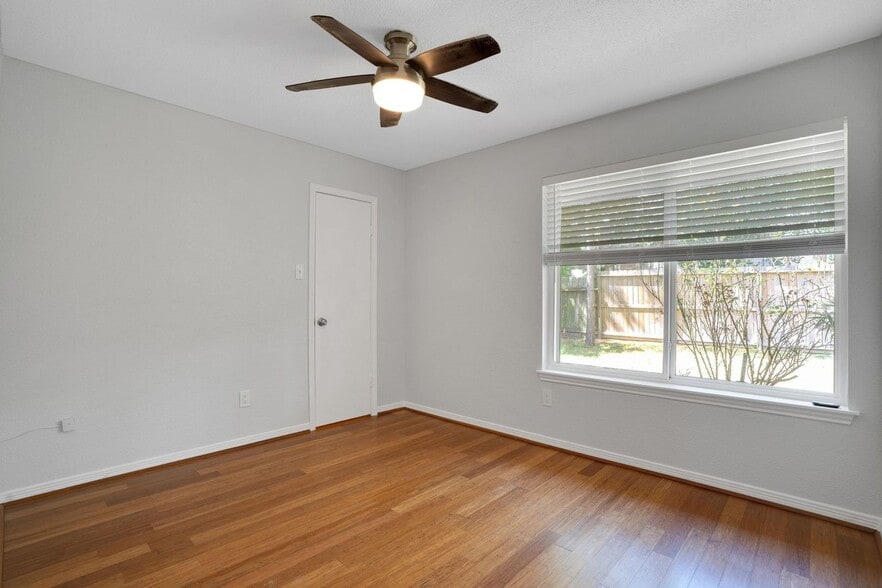 Building Photo - 9831 Meadow Bend Ln