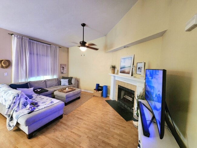 Building Photo - Top floor, corner unit condo off Shore Drive just two blocks from the bay!