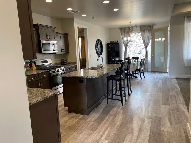 Building Photo - Great home located in Hurricane!