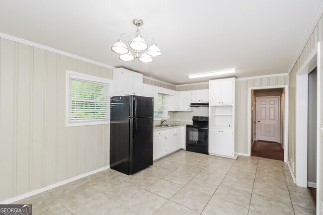 Building Photo - 5550 Longmeadow Ln