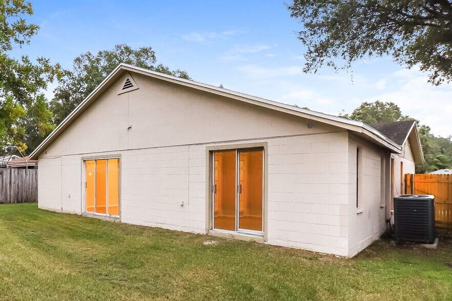 Building Photo - 3511 Breezewood Dr