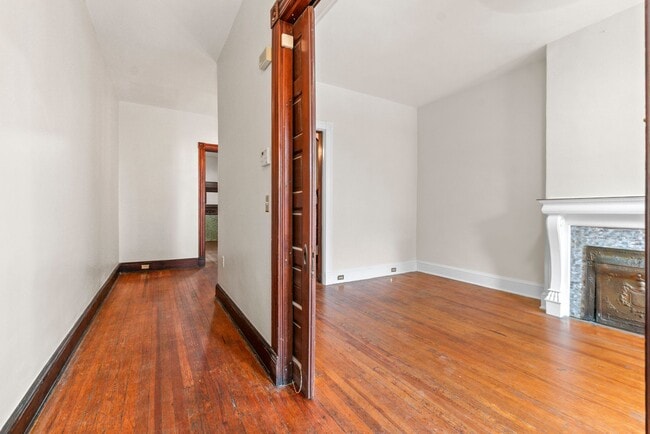 Building Photo - Spacious 6BR/2.5BA in CV AVAILABLE June 2026