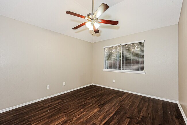 Building Photo - 208 Vines Dr