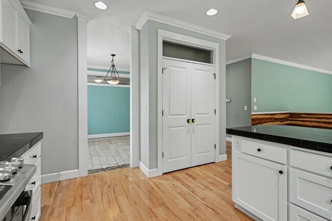 Building Photo - 1321 Chapman Hill Dr NW