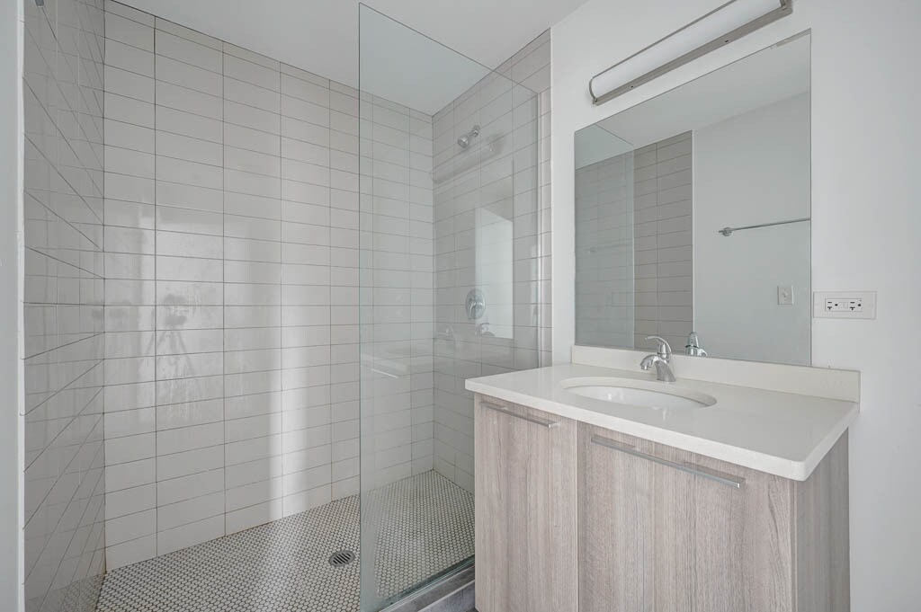 Building Photo - 932 W Dakin St