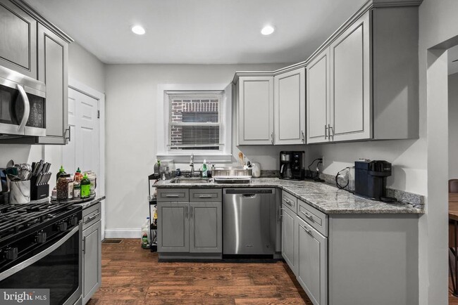 Building Photo - 5311 Sherwood Terrace
