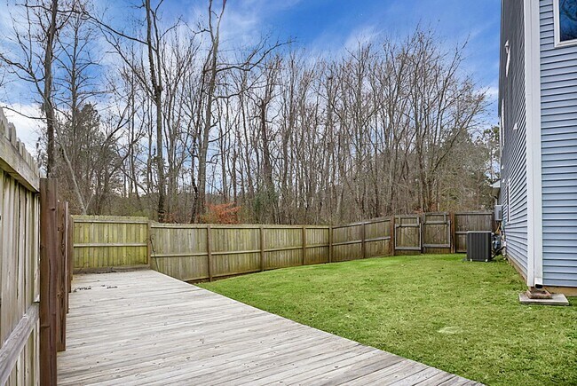 Building Photo - 3 bedrooms, 2.5 bathrooms  2-car garage in...