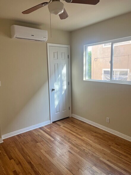 Building Photo - 1391 N Altadena Dr