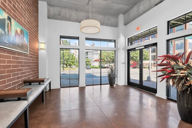 Building Photo - 626 N Graham St