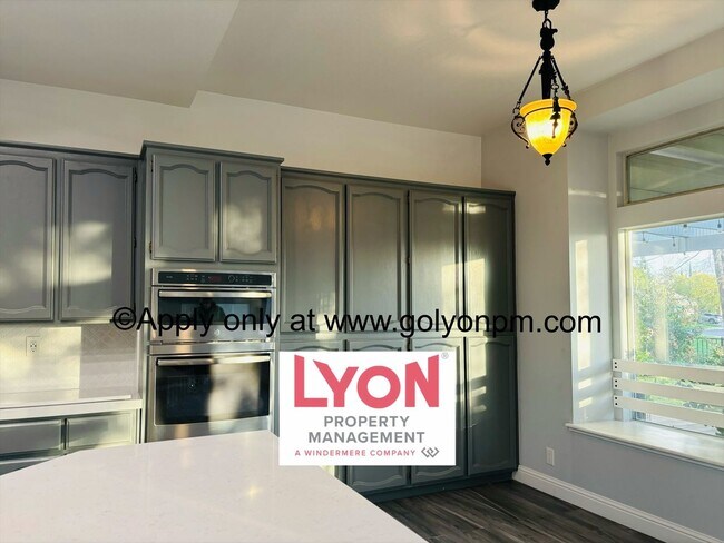 Building Photo - Beautiful Folsom Gem with backyard facing ...