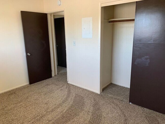 Building Photo - Downstairs unit approaching Downtown Visalia!