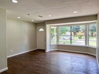 Building Photo - 4 Bedroom / 2 Bath