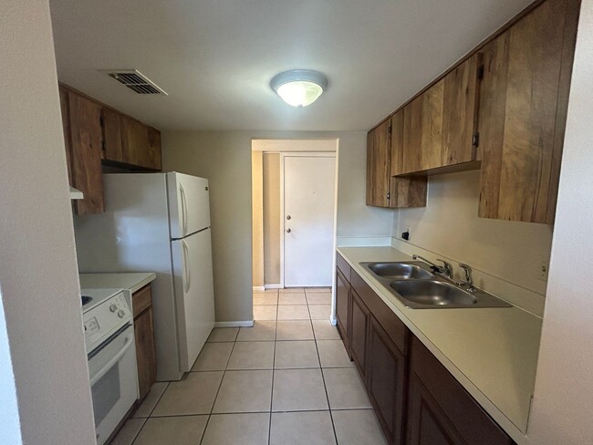 Building Photo - Cozy 1-Bedroom Apartment in Port Richey, F...